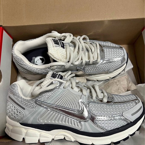 women’s Nike vomero 5 - Picture 1 of 2